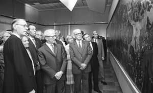 Werner Tübke présente le Bauernkriegpanorama à Erich Honecker, secrétaire général du comité central du SED, 2 octobre 1982. ADN-ZB / Franke / 2.10.82 / Dresden IX. Kunstausstellung
