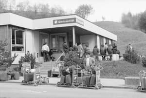 Jules Vogt, Contrôle sanitaire aux frontières (Kloten), 1989. ETH Library Zurich, Image Archive / Com_L38-0107-0001-0006