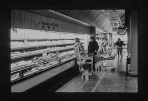 Reportage au supermarché Migros de Wetzikon, 1982. ETH Library Zurich, Image Archive / Com_L31-0102-0003-0002