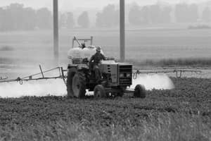 Heinz Baumann, Épandage de produits sur un champ dans la région de Zurich, 1984. ETH Library Zurich, Image Archive / Com_Ex-BA01-0353-0001-0006