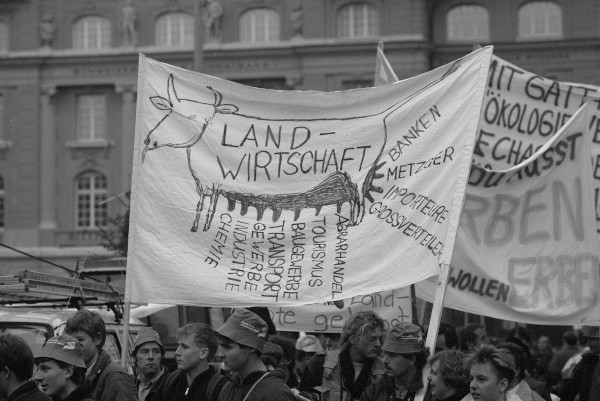 Manifestation de paysan·nes du 1er décembre 1992 sur la place Fédérale, à Berne, contre le Développement du libre-échange. ETH LIBRARY ZURICH-ARCHIVES
